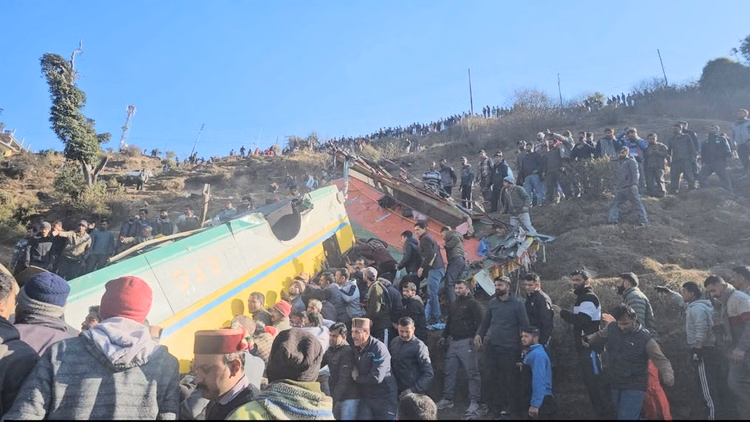 Haripurdhar Bus Accident:माघी पर्व मनाने घर जा रहे कुपवी के 10 लोगों का बना अंतिम सफर, हादसे ने छीन लिया जीवन - Haripurdhar Bus Accident: The Last Journey Of 10 People From Kupvi, Who Were Going Home To Celebrate Maghi Fes