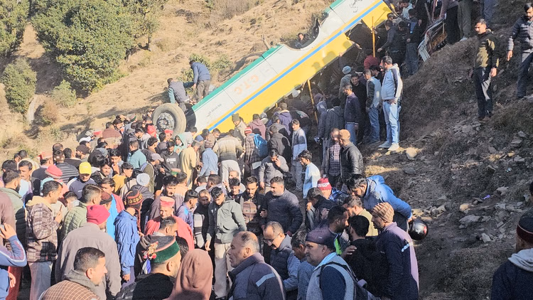 Haripurdhar Bus Accident:बस मालिक के बेटा-बेटी सहित परिवार के पांच लोग भी थे सवार, दो की मौत - Haripurdhar Bus Accident: Five Members Of The Bus Owners Family, Including His Son And Daughter, Were Aboard;