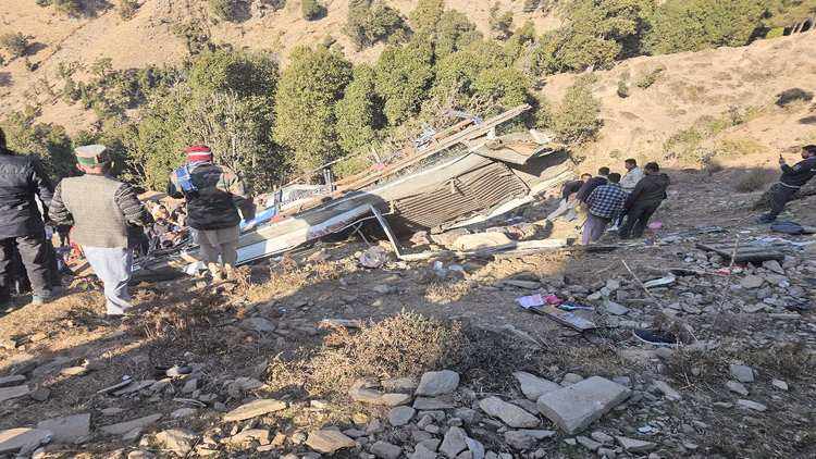 Hp Major Bus Accidents:हरिपुरधार में निजी बस खाई में गिरने से 14 लोगों की गई जान, जानें कब-कब हुए बड़े हादसे - 14 People Died When A Private Bus Fell Into A Ditch In Haripurdhar. Find Out When Major Accidents Occurred In