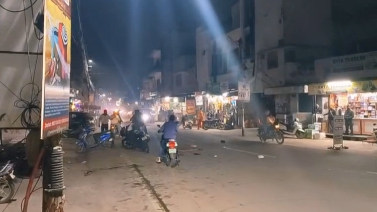 Roorkee News:डीएवी कॉलेज के बाहर दो गुटों में मारपीट, अचानक गोली चलने से अफरातफरी,  सड़क पर गिरा एक युवक - Roorkee News Two Groups Clashed Outside Dav College Resulting In Gunfire