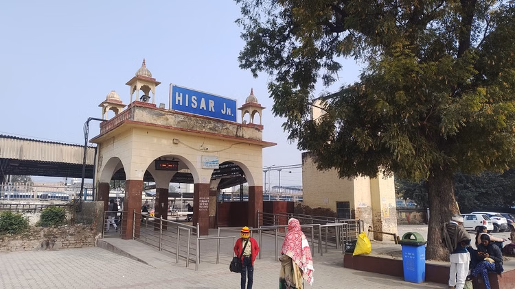 Hisar:महिलाओं का सुरक्षा कवच बनेगा पैनिक बटन, रेलवे जंक्शन के सभी छह प्लेटफार्मों पर लगाए जाएंगे डिवाइस - Panic Buttons Will Be Installed On All Six Platforms Of The Hisar Railway Junction