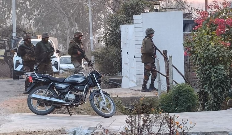 बिलावर के बाद हीरानगर में दहशत:झाड़ियों में छिपे दिखे दो संदिग्ध, सुरक्षाबल तलाश में जुटे, ड्रोन भी लगाए - After Bilawar, Two Suspects Were Spotted In Hiranagar; Security Forces Are Searching For Them, And Drones Have