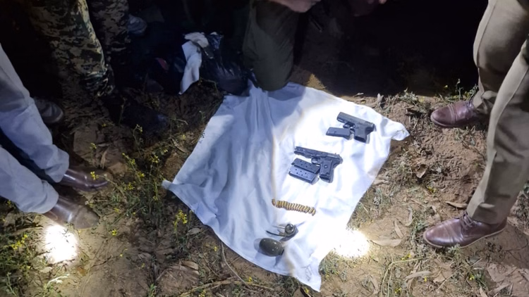 ड्रोन से गिराए हथियार:सुरक्षा एजेंसियों ने चलाया बड़ा सर्च ऑपरेशन, हथियार और गोला-बारूद बरामद - Weapons Dropped By Drone In Samba Jammu And Kashmir Security Agencies Launched A Major Search Operation