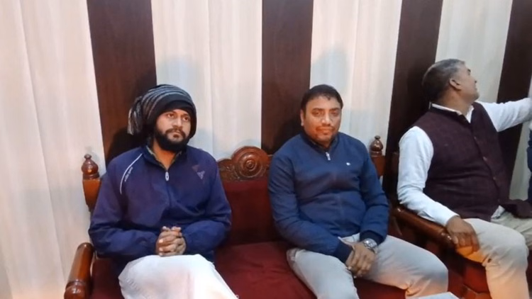 Bharatpur News:सूर्य घर योजना में कनेक्शन के नाम पर मांगी 90 हजार की घूस, दो बिजली अधिकारी रंगे हाथ गिरफ्तार - Bharatpur News: Two Electricity Officials Caught Taking 90,000 Bribe For Connection Under Surya Ghar Scheme