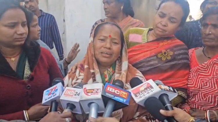 अंबिकापुर:बबलू मंडल की चाकू मारकर हत्या, एक युवती को पुलिस ने हिरासत में लिया, फरार आरोपियों की तलाश - Bablu Mandal Murdered With A Knife A Young Woman Taken Into Police Custody Search Underway For Other Abscondi