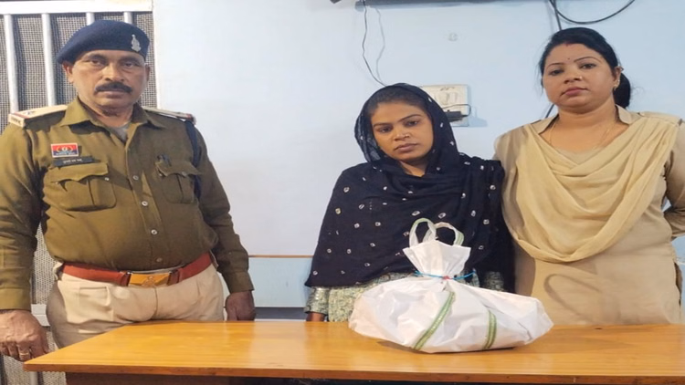 Raipur:रायपुर में गांजा बेचने की फिराक में थी महिला, पुलिस ने मौके पर किया गिफ्तार - A Woman Was Trying To Sell Marijuana In Raipur, Police Arrested Her On The Spot