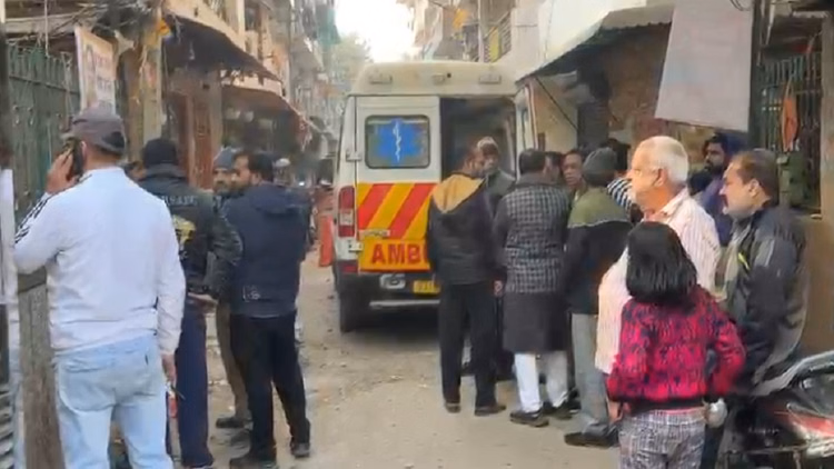 Delhi Crime:पति की हत्या की मुख्य गवाह महिला को मार डाला, घर के बाहर बदमाशों ने मारी गोली - Woman Who Was The Main Witness In Her Husband's Murder Was Shot Dead