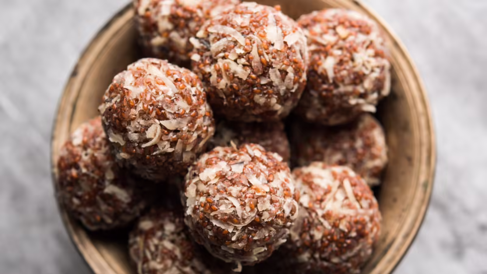 Best Laddu For Winter,ठंड में तिल, मेथी, अलसी, गोंद या ड्राई फ्रूट के खा रहे हैं लड्डू तो ना करें ये गलतियां, हो जाएगी हालत खराब - which laddu is beneficial in winters and what mistakes to avoid during consumption - Health News