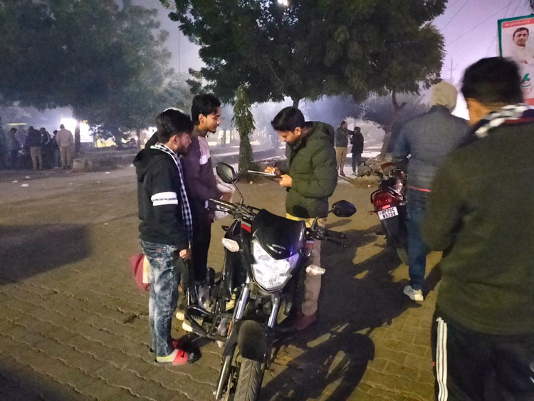 लखनऊ:खुले में शराब पीने वालों के खिलाफ राजधानी में चला अभियान, एक ही रात में मिले 1171 हुड़दंगी; हुआ चालान - Lucknow: A Campaign Was Launched In The Capital Against Those Drinking Alcohol In Public, 1,171 Rioters Were F