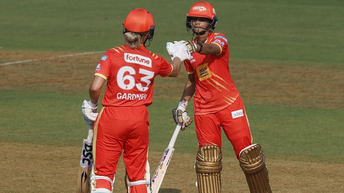 GG W vs UP W: अनुष्का शर्मा ने डेब्यू पर खेली तूफानी पारी, गार्डनर के अर्धशतक की बदौलत गुजरात ने बनाए 207 रन