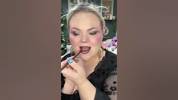 أحيانًا أحب أن أبقي مكياج الشفاه بسيطًا 🖤 #مكياج_اليوم #مكياج #مكياج_الشفاه #ملمع_شفاه_أسود #مكيا...