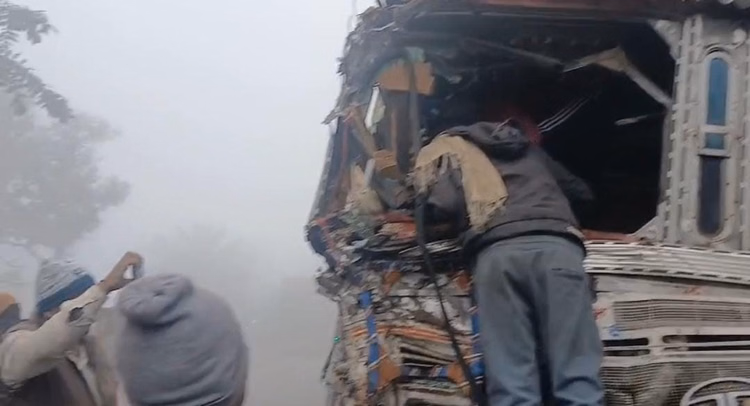 Muzaffarpur Bihar News : Road Accident In Dense Fog Two Truck Collied Each Other Driver Injured - Bihar News