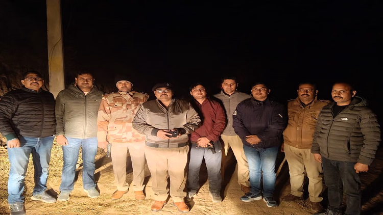 Agra News:पुजारी को उतारा था माैत के घाट...पुलिस ने मुठभेड़ में पकड़ा आरोपी, पैर में गोली गलने से हुआ घायल - Police Apprehended Murder Suspect In Encounter In Agra