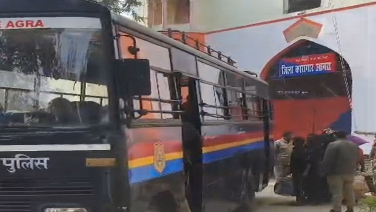 Up:बांग्लादेश से ऐसे होती है भारत में घुसपैठ, 38 बांग्लादेशियों ने खोले थे चाैंकाने वाले राज; वापस भेजे - Bangladeshi Citizens Were Sent Back From Agra To Bangladesh After Completing Their Sentences