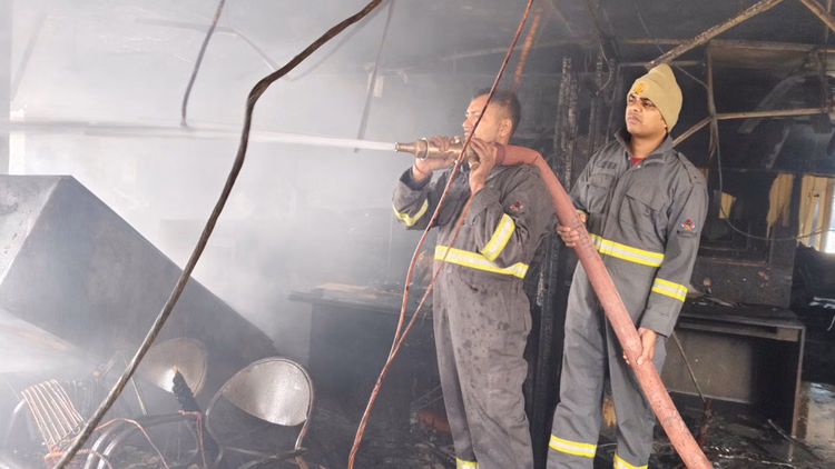 J&k:कश्मीर में 24 घंटों में 12 जगहों पर लगी आग, घरों, गोशालाओं, शेड और अन्य इमारतों को नुकसान पहुंचा - Fire Broke Out At 12 Places In Kashmir In 24 Hours