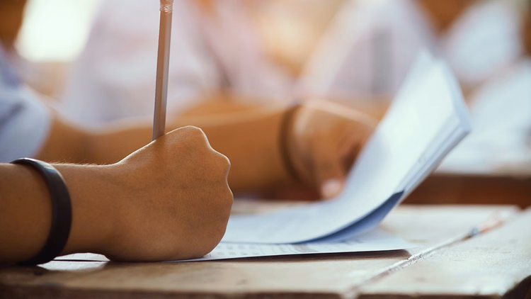 Question Paper Row:छत्तीसगढ़ में स्कूल की प्रधानाध्यापिका निलंबित, परीक्षक पर बर्खास्तगी की कार्रवाई - Question Paper Row: Chhattisgarh School Headmistress Suspended, Moderator Faces Dismissal