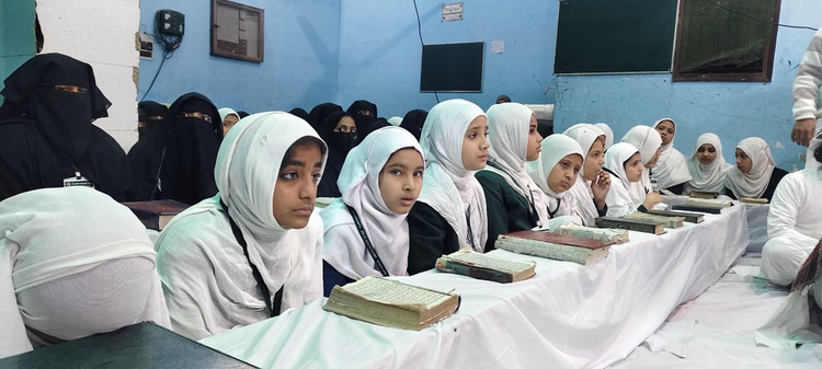 Up:आजमगढ़ के मदरसा अशरफिया मिस्बाहुल उलूम की मान्यता निलंबित, ब्रिटेन में रहकर वेतन लेते रहे सहायक शिक्षक - Azamgarh Madrasa Ashrafia Misbahul Uloom Recognition Suspended