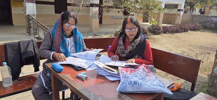 Up:यूपी के सभी बूथों पर पढ़ी जा रही मतदाता सूची, निर्वाचन अधिकारी की अपील - नाम न मिलने पर इस तरह जुड़वायें - Up: Voter List Being Read At All Booths In Up