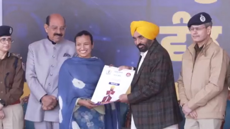 Jalandhar:सीएम मान ने 1746 युवाओं नियुक्त पत्र सौंपे, बोले- पंजाब बॉर्डर स्टेट, गैंगवार रोकना आपकी जिम्मेदारी - Cm Bhagwant Mann Handed Over Appointment Letters To 1746 Young People In Jalandhar