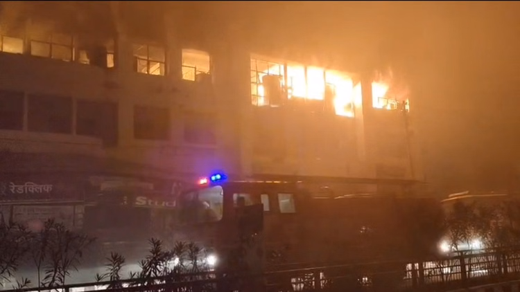 A Massive Fire Broke Out In The Commercial Tax Office, Destroying Years Old Records. - Gorakhpur News - Up:वाणिज्य कर कार्यालय में लगी भीषण आग, वर्षों पुराने रिकॉर्ड नष्ट- शार्ट सर्किट या साजिशन आग? होगी जांच