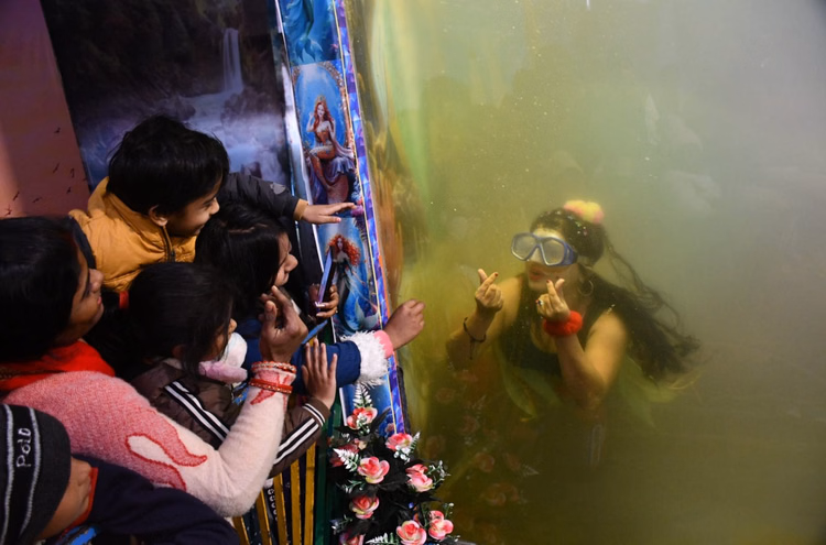 A Mermaid Arrives For The First Time At The Gorakhnath Fair, Attracting Children In Gorakhpur - Gorakhpur News - Gorakhpur News:गोरखनाथ मेले में पहली बार आई ‘जलपरी’, पानी में कर रहीं अठखेलियां- बच्चों को कर रही आकर्षित