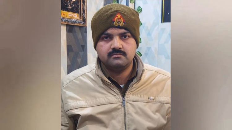 Anti-corruption Team Caught The Police Inspector Taking A Bribe Of Rs 50,000. - Maharajganj News