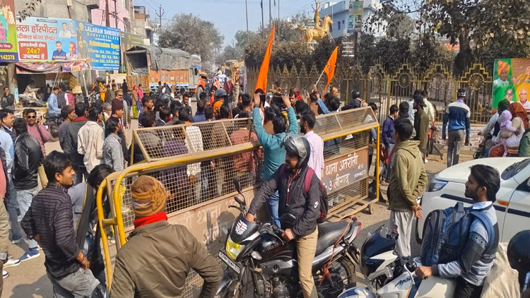 Aligarh News:संरक्षित पशु का मीट निकलने पर अतरौली में हंगामा कर पुलिस के खिलाफ नारेबाजी, लगाया जाम - Jam In Atrauli