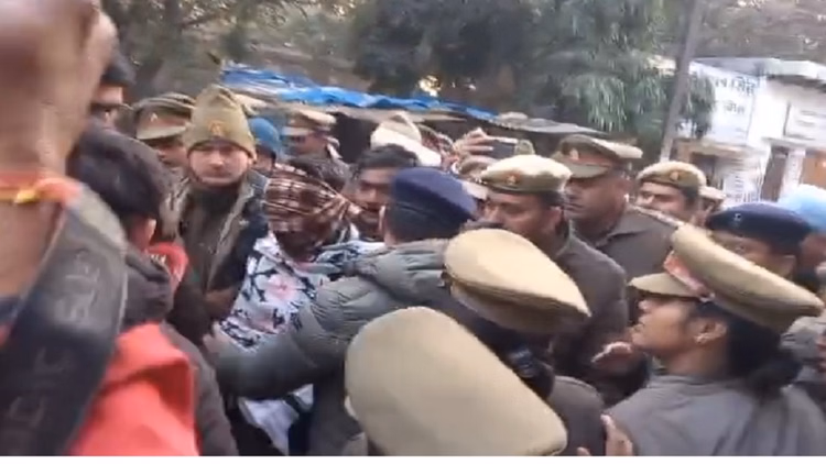 कपसाड़ हत्या और अपहरण:कड़ी सुरक्षा में सीजेएम कोर्ट में पेश किया गया पारस सोम, 14 दिन के लिए भेजा जेल - Kapsad Murder And Kidnapping: Paras Som Presented In Cjm Court Under Tight Security, Sent To Jail For 14 Days