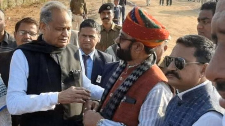 Banswara Tribal Leader Mahendrajeet Likely Return To Congress Speculation After Meeting With State In Charge - Banswara News