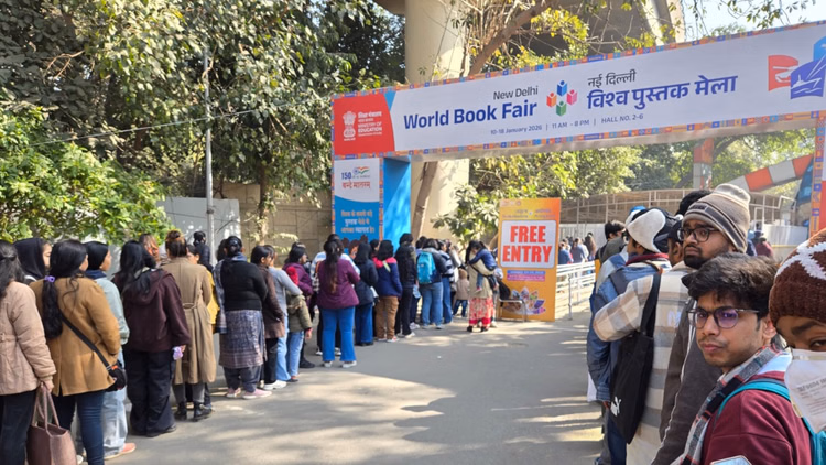World Book Fair:भारी संख्या में पहुंच रहे पुस्तक प्रेमी, राजनीति-अध्यात्मिक पुस्तकों में दिखा युवाओं का रुझान - World Book Fair: Book Lovers Are Arriving In Large Numbers, And Young People Are Showing Interest In Political