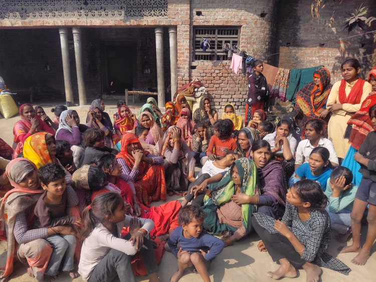 जमीन के विवाद में खूनी संघर्ष:मौसेरे भाई की मौत... बीमार पिता ने भी दम तोड़ा, तीन गिरफ्तार - Barabanki: Bloody Conflict Over Land Dispute: Cousin's Death... Ailing Father Also Succumbs, Three Arrested