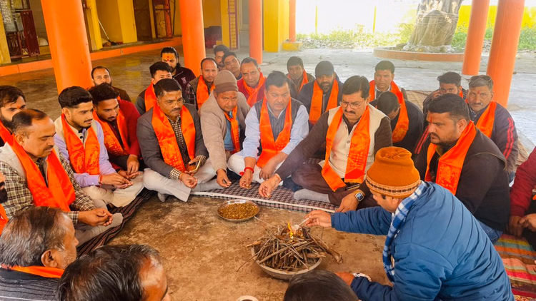 A Ritual Fire Ceremony Was Performed To Purify The Minds Of The Congress Party Members. - Dehradun News - Dehradun News:कांग्रेस की बुद्धि-शुद्धि के लिए किया हवन