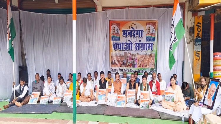 बीजापुर:कांग्रेस का भाजपा हमला, पंचायत संस्थाओं को ठेकेदारों को सौंपने का आरोप - Congress Attacks Bjp Alleges That Panchayat Institutions Are Being Handed Over To Contractors In Bijapur