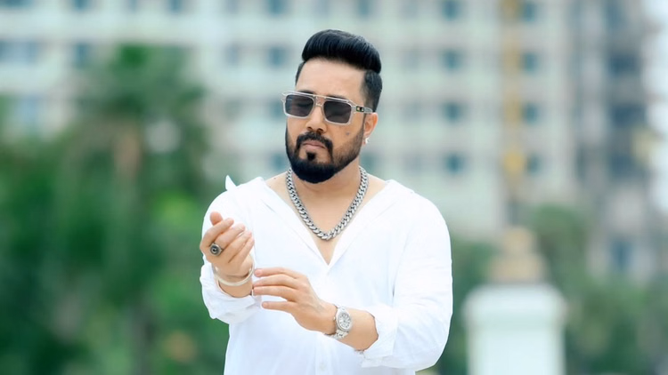 आवारा कुत्तों को लेकर मीका सिंह ने सुप्रीम कोर्ट से क्या अपील की? ये चीज दान करने के लिए हैं तैयार - Mika Singh To Donate 10 Acres Of Land For Stray Dogs Amid Ongoing Supreme Court Case