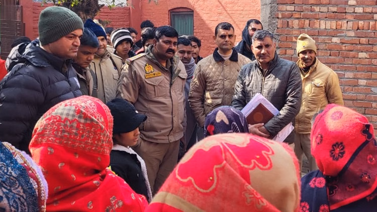 Amroha:बीमारी के उपचार के नाम पर धर्म परिवर्तन...मंडी धनाैरा में हंगामा, बजरंग दल कार्यकर्ता हुए उग्र - Amroha: Religious Conversion In Name Of Treating Illness, Uproar In Mandi Dhanaura