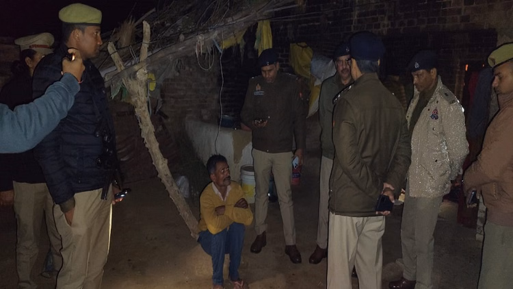 Kanpur:शराब पीने को लेकर हुए विवाद में पत्नी और ढाई साल के बच्चे की हत्या, आरोपी युवक फरार... पुलिस मौके पर - Kanpur: Wife And Two-and-a-half-year-old Child Murdered In A Dispute Over Drinking Alcohol