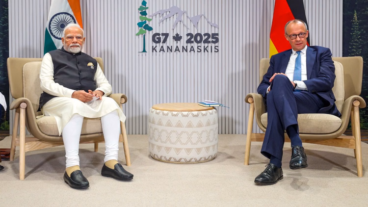 भारत पहुंचे जर्मनी के चांसलर:पीएम मोदी से करेंगे मुलाकात, 52 हजार करोड़ के पनडुब्बी सौदे पर लग सकती है मुहर - German Chancellor Friedrich Merz Arrives India Meet Pm Modi 52,000 Crore Rs Submarine Deal Likely Finalize