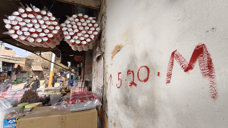 Up News:यूपी के इस शहर में नगर निगम ने दुकानों पर लगाए लाल निशान, व्यापारी परेशान; जानिए पूरा मामला - Municipal Corporation Put Red Marks On Shops For Demolition In Bareilly