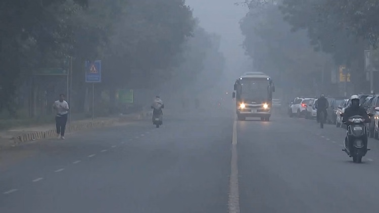 Delhi Pollution:दिल्लीवासियों को प्रदूषण से हल्की राहत, खराब श्रेणी में बरकरार फिजा, जानें आज कितना एक्यूआई - Delhi Residents Get Some Relief From Pollution, Air Remains In Poor Category