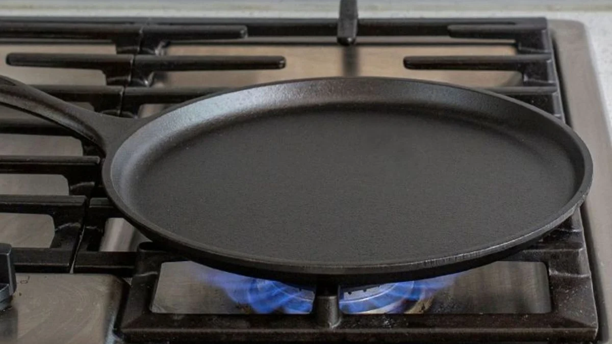 लोहे के तवे से जंग और कालापन कैसे हटाएं? | How to remove rust blackening from iron griddle lohe ke tave ko kaise saaf karen | Jansatta