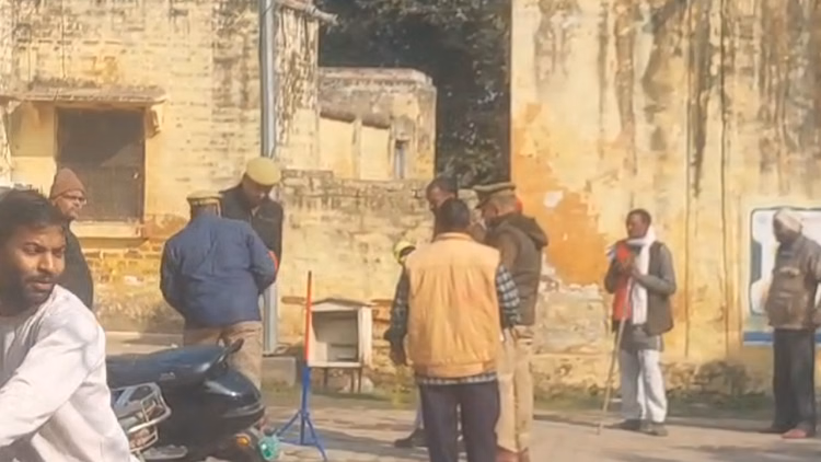 Hardoi Crime:थाने के अंदर पति ने पत्नी को मारी गोली, मचा हड़कंप - Hardoi Crime: Husband Shoots Wife Inside Police Station