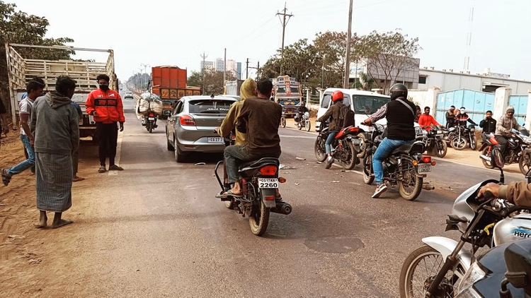 छत्तीसगढ़:पिकअप वाहन से बाइक और स्कूटी की टक्कर, जगदलपुर में दो अलग-अलग सड़क हादसों में तीन घायल - Three People Were Injured In Two Separate Road Accidents In Jagdalpur