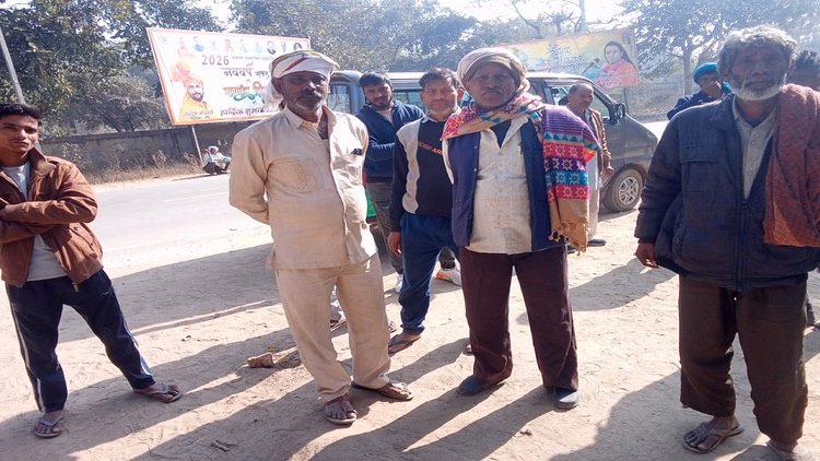 Mathura:खुला पड़ा बक्सा, कमरे में बिखरा सामान...चारपाई पर वृद्धा थी की लाश, जांच में जुटी पुलिस - Elderly Woman Found Dead Under Suspicious Circumstances In Surir