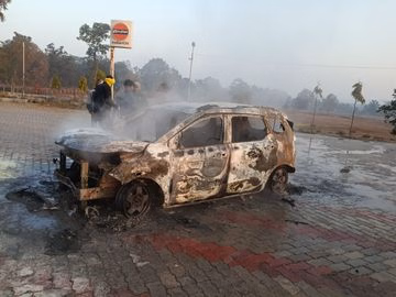 Mandla News: A Car Parked At A Petrol Pump On The Kanha Road Caught Fire. - Madhya Pradesh News