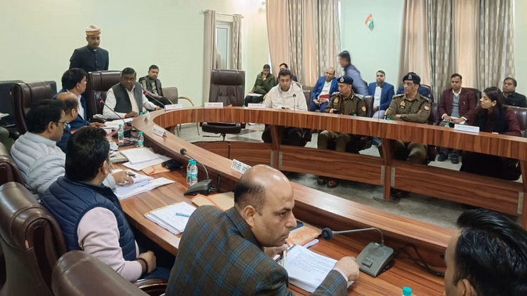 Up:सिर्फ कागजों तक सीमित नहीं रहे विकास योजनाएं...ससंदीय अध्ययन समिति की सख्ती, जानें क्या कहा गया - Development Must Be Visible On Ground, Officials Absent From Review Meeting Seek Explanation