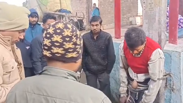 Shahjahanpur News:धर्मस्थल में घायल बंदर को जलाकर मारा, गुस्साए लोगों ने आरोपी युवक को खंभे से बांधकर पीटा - People Tied The Man To A Pole And Beat Him Accusing Him Of Killing Monkey In Shahjahanpur