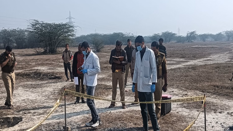 Farrukhabad:मैदान में युवक का शव पड़ा मिला, हत्या कर फेंके जाने की आशंका - Farrukhabad: Young Man's Body Found In A Field, Suspected To Have Been Murdered And Dumped