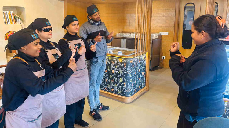 राष्ट्रीय युवा दिवस: खामोशी से 'द साइलेंट बिस्ट्रो' में सपने साकार कर रहे युवा, इशारों में ही समझते हैं बात - National Youth Day Special Deaf Mute Youth Run A Cafe In Dehradun The Silent Bistro