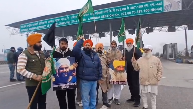 Punjab:काैमी इंसाफ मोर्चा ने लुधियाना में लाडोवाल टोल करवाया फ्री; मोगा में पुलिस ने हिरासत में लिया - Kaumi Insaf Morcha Ladowal Toll Plaza Free In Ludhiana Police Custody In Moga