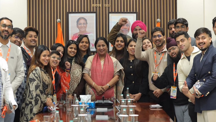 Lunch With Rekha Gupta:कूड़े के पहाड़ों से लेकर सिविक सेंस तक, युवाओं के सवालों पर Cm ने रखा सरकार का रोडमैप - Chief Minister Rekha Gupta Said That The Youth Are The Real Backbone Of A Developed Delhi